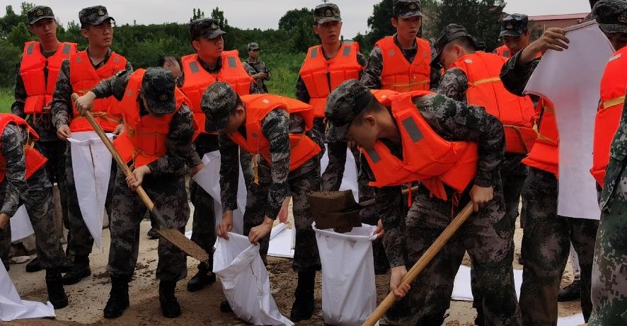 解放军和武警部队闻“汛”在河南多地展开抢险救灾