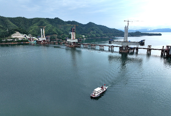 池黄铁路太平湖特大桥三个主塔全部封顶