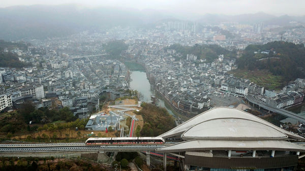 新春走基层丨“小”场景涌动经济“大”能量——小店、小厂、小站、小村探访记